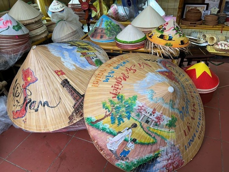 Nửa thế kỷ bên nón lá, nghệ nhân gìn giữ và nâng tầm văn hóa làng Chuông Nửa thế kỷ bên nón lá, nghệ nhân gìn giữ và nâng tầm văn hóa làng Chuông