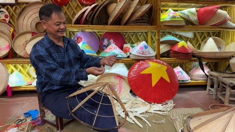 Nửa thế kỷ bên nón lá, nghệ nhân gìn giữ và nâng tầm văn hóa làng Chuông Nửa thế kỷ bên nón lá, nghệ nhân gìn giữ và nâng tầm văn hóa làng Chuông