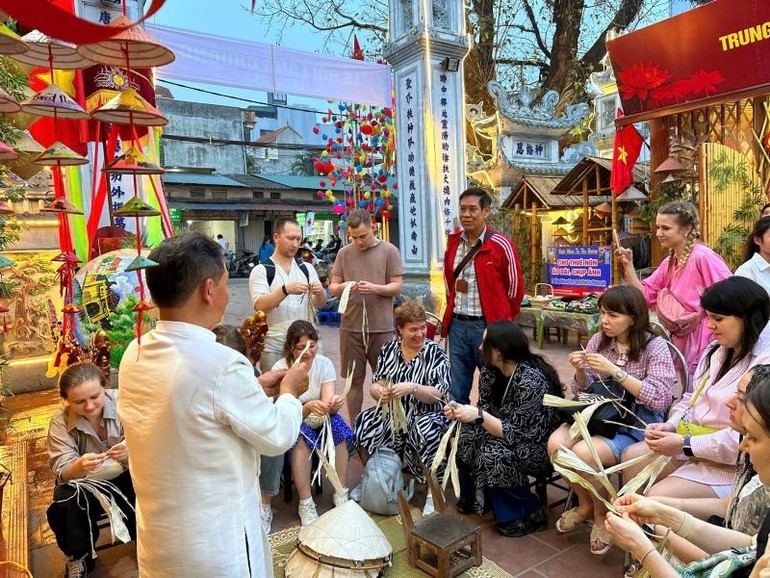 Nửa thế kỷ bên nón lá, nghệ nhân gìn giữ và nâng tầm văn hóa làng Chuông Nửa thế kỷ bên nón lá, nghệ nhân gìn giữ và nâng tầm văn hóa làng Chuông